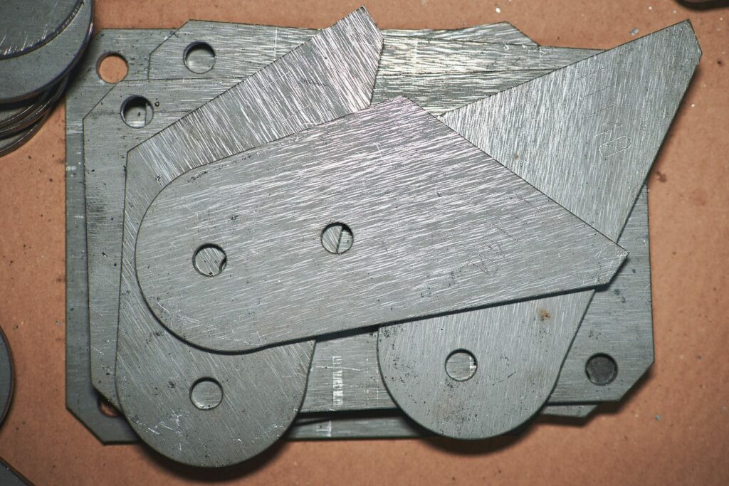 Pièces métalliques issues de la découpe laser, atelier BE PROCESS