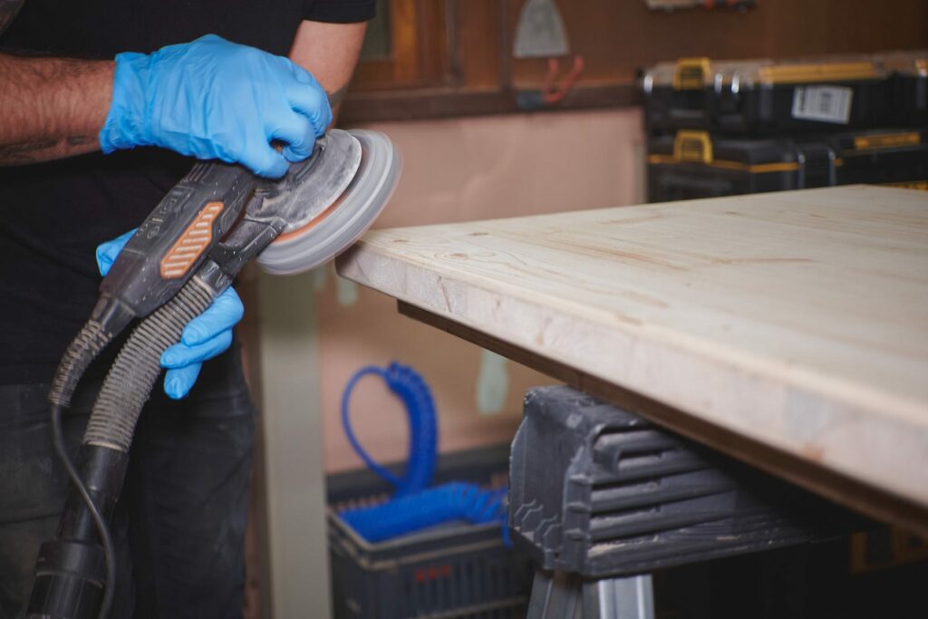 Ponçage d'une pièce de bois massif, atelier BE PROCESS