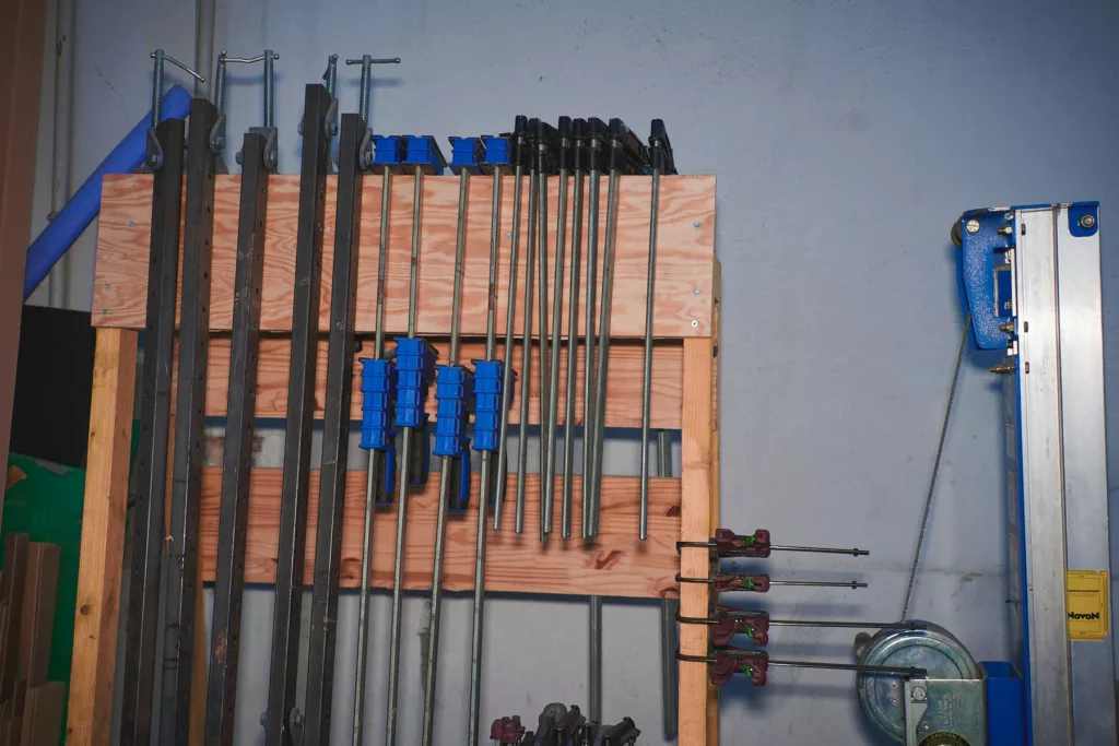 Assemblage d'un meuble sur mesure avec serre-joints, atelier BE PROCESS