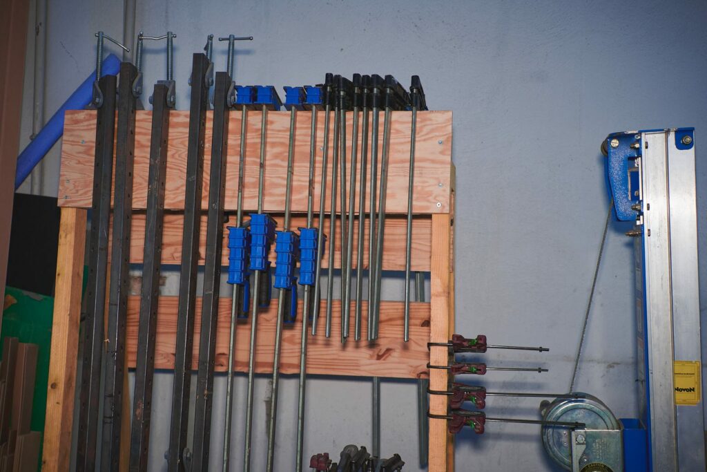 Assemblage d'un meuble sur mesure avec serre-joints, atelier BE PROCESS