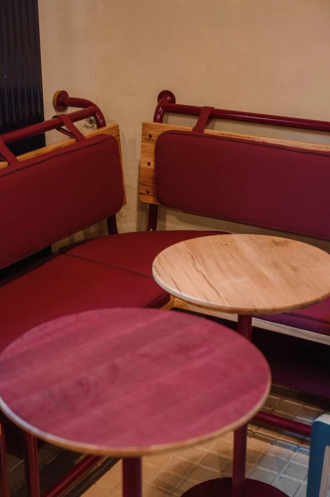 Banquette de restaurant sur mesure en acier bordeaux et bois, Maison Vermorel