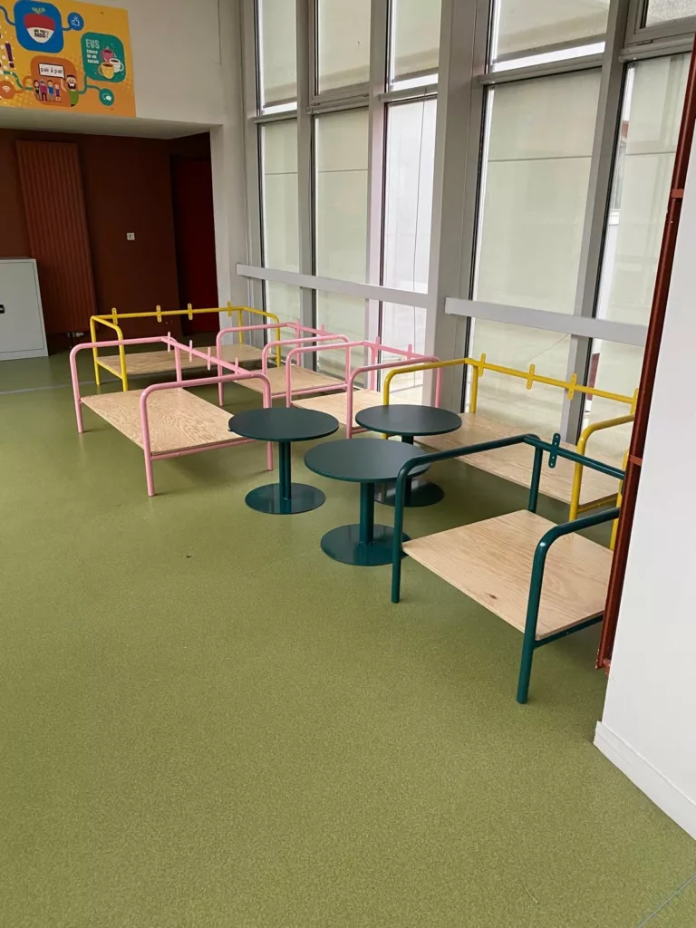 Banquettes sur mesure en acier thermolaqué coloré et assise bois pour CSVaise, design Obier
