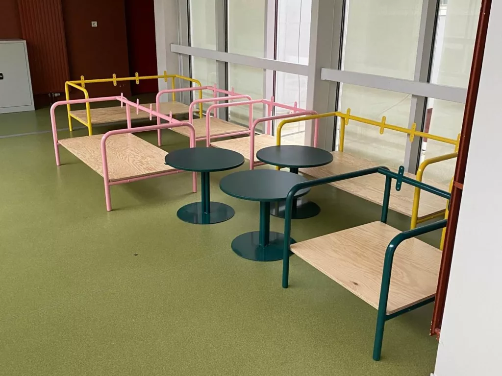 Produits Banquettes sur mesure en acier thermolaqué coloré et assise bois pour CSVaise, design Obier