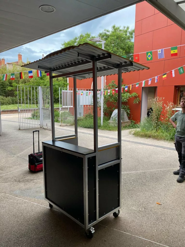Bar mobile sur mesure en acier galvanisé et panneaux stratifiés noirs, réalisé pour CSVaise, design Obier