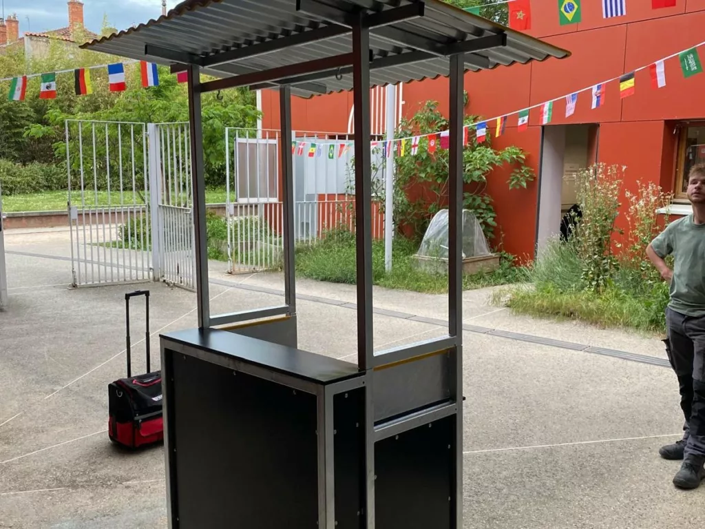 Produits Bar mobile sur mesure en acier galvanisé et panneaux stratifiés noirs, réalisé pour CSVaise, design Obier