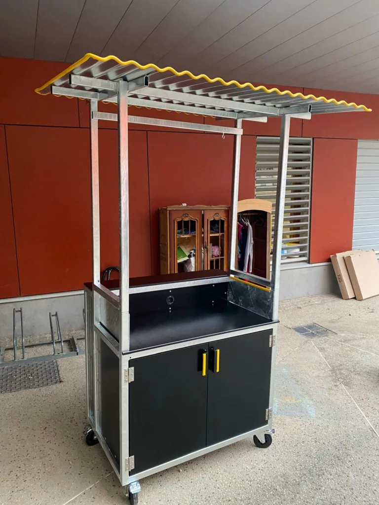 Bar mobile avec auvent en tôle ondulée et comptoir, fabrication BE PROCESS