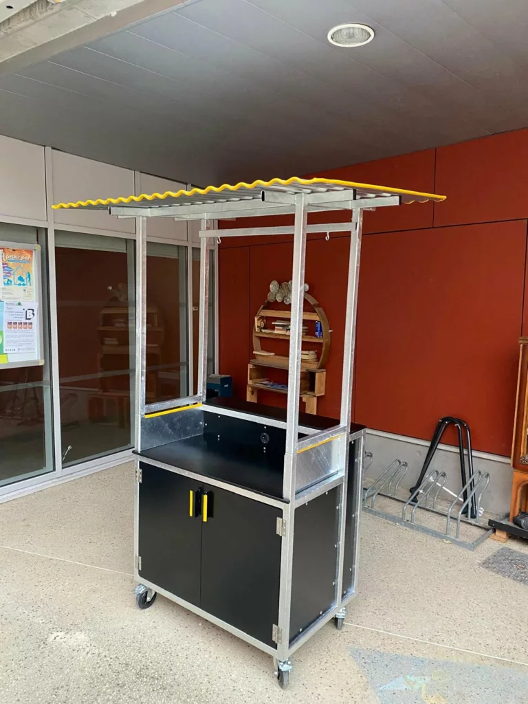 Bar mobile sur roulettes avec rangements fermés, BE PROCESS