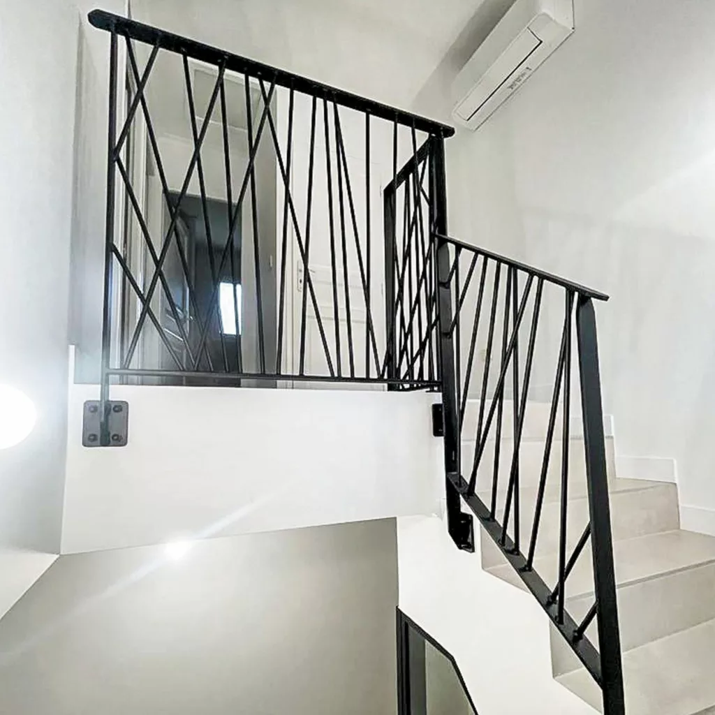 Garde-corps acier à l'étage, escalier sur mesure avec cave à vin intégrée