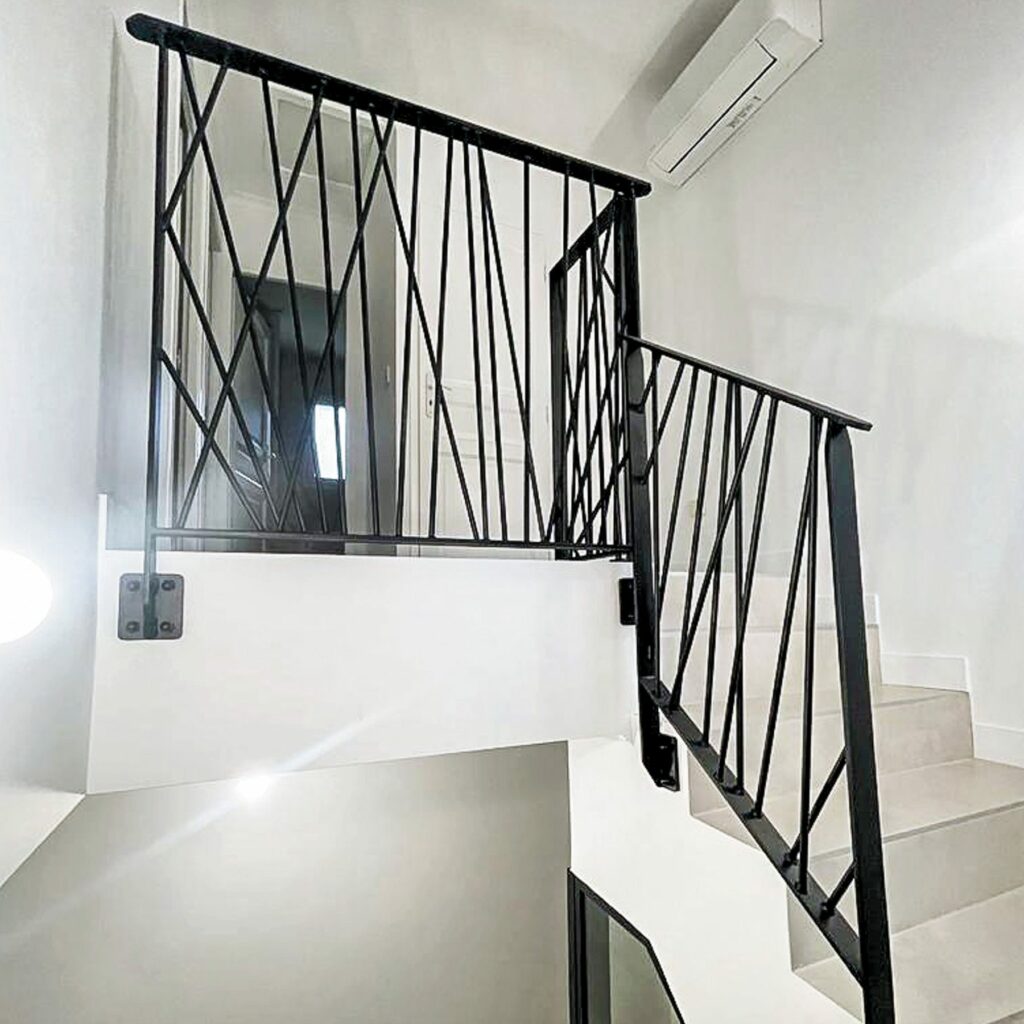 Garde-corps acier à l'étage, escalier sur mesure avec cave à vin intégrée