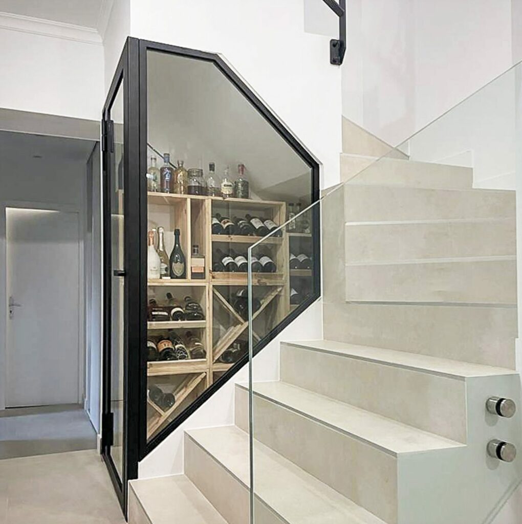 Gagner de la place sous un escalier : cave à vin, rangement, bureau Gagner de la place sous un escalier : cave à vin, rangement, bureau