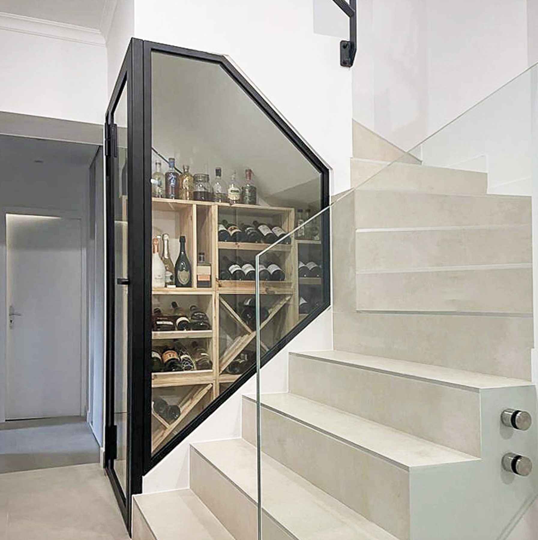 Gagner de la place sous un escalier : cave à vin, rangement, bureau