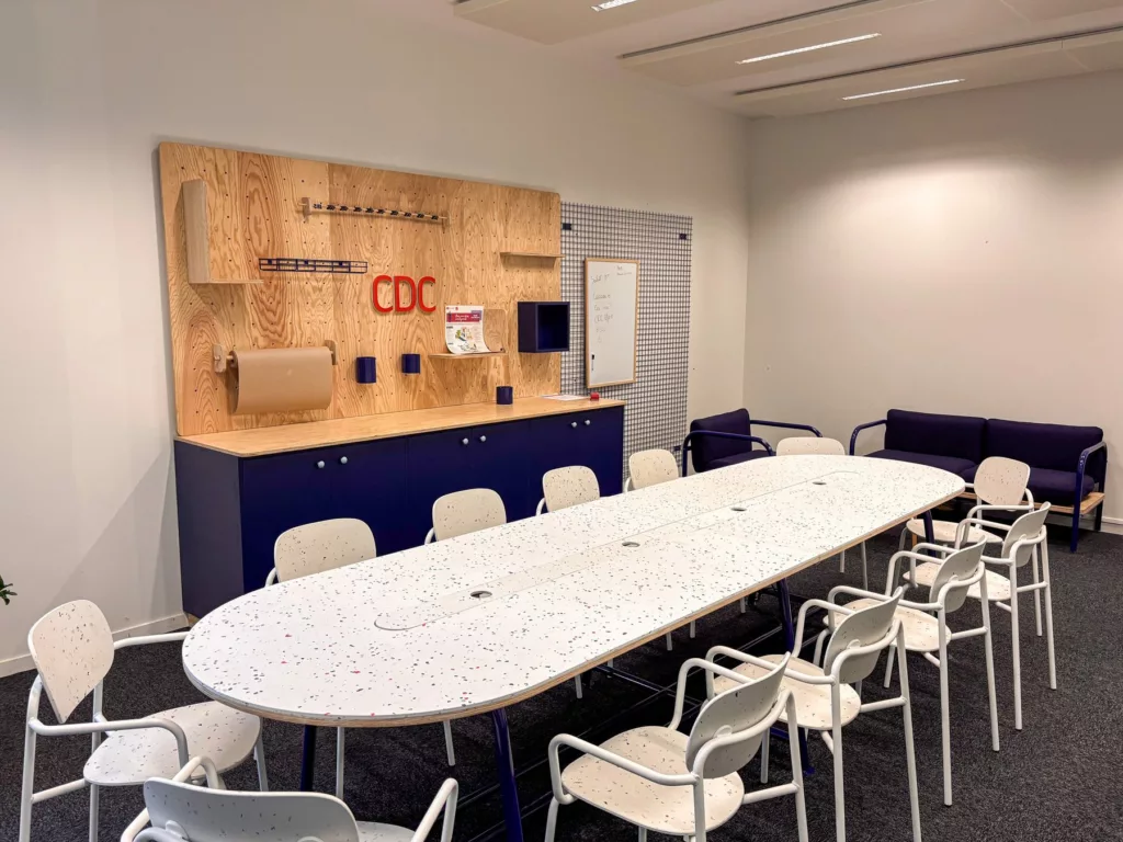Espace réunion et détente aménagé pour CDC Habitat à Lyon avec l'agence Obier