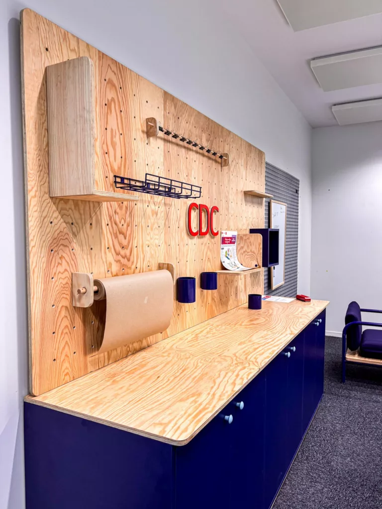 Panneau perforé (pegboard) sur mesure, espace réunion CDC Habitat Lyon