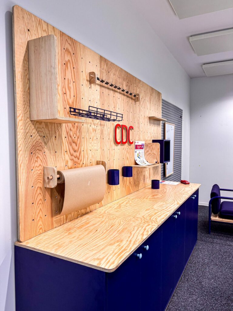 Panneau perforé (pegboard) sur mesure, espace réunion CDC Habitat Lyon