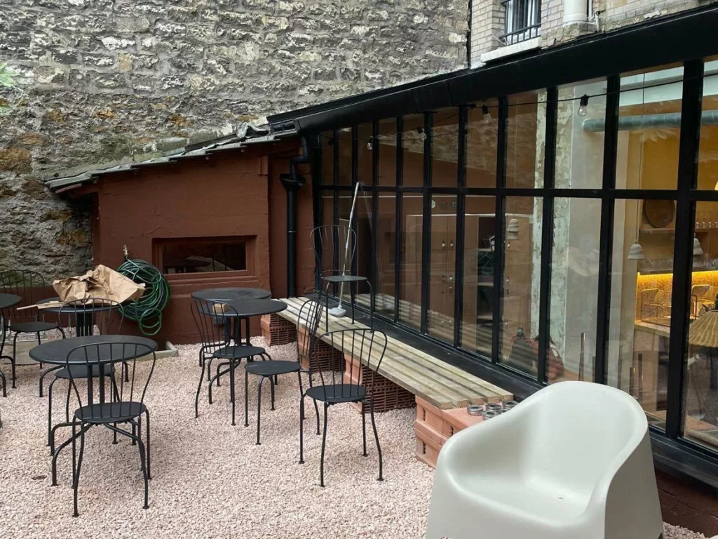 Véranda en acier et double vitrage sur cour du coliving Cohabs Canal Saint-Martin, fabrication BE PROCESS