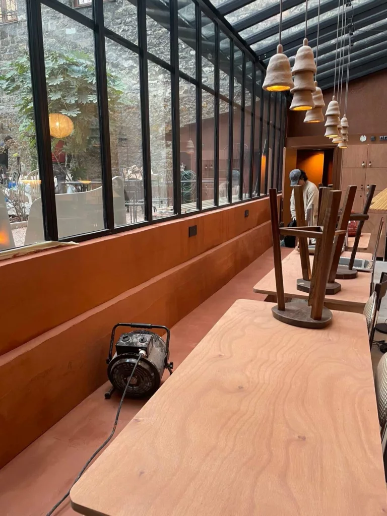 Intérieur de la véranda acier du coliving Cohabs Canal Saint-Martin