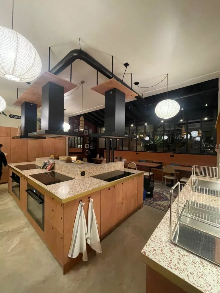 La véranda acier en fond des espaces communs du coliving Cohabs Canal Saint-Martin, Paris