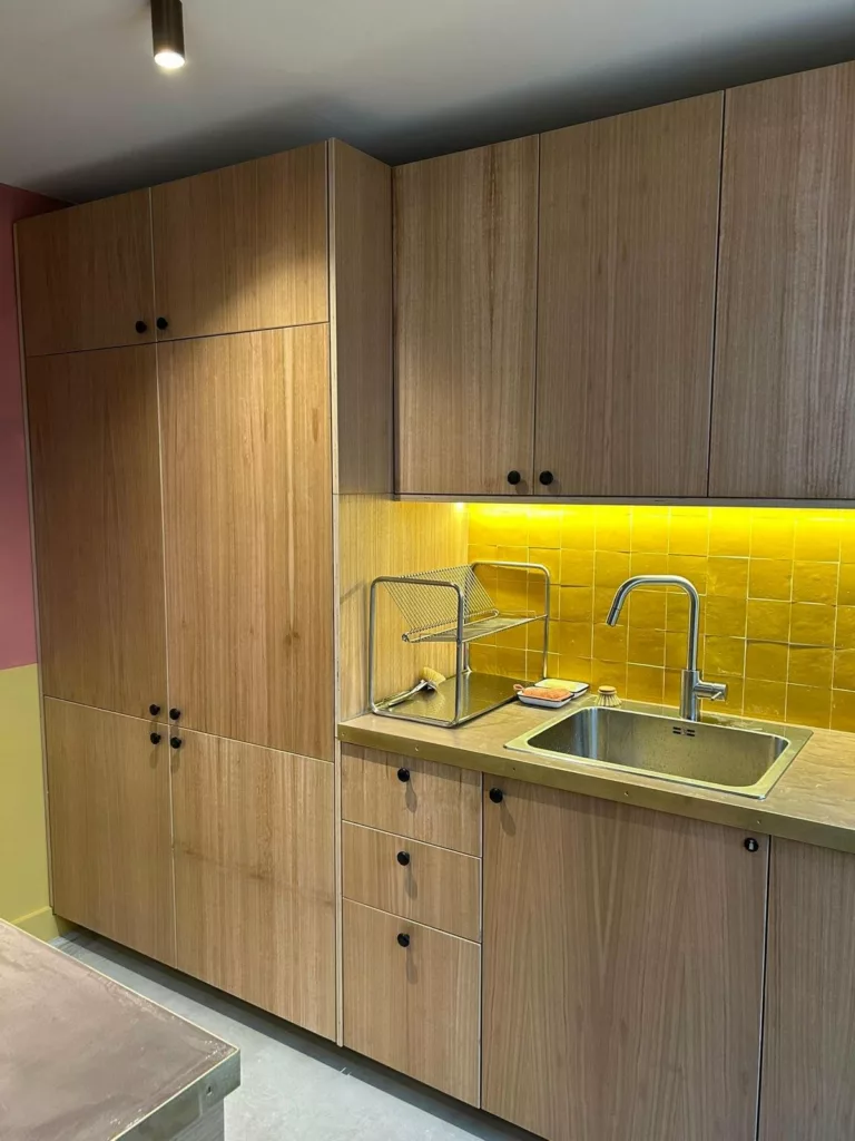 Façades en chêne et crédence en carrelage jaune, cuisine Cohabs Vaugirard