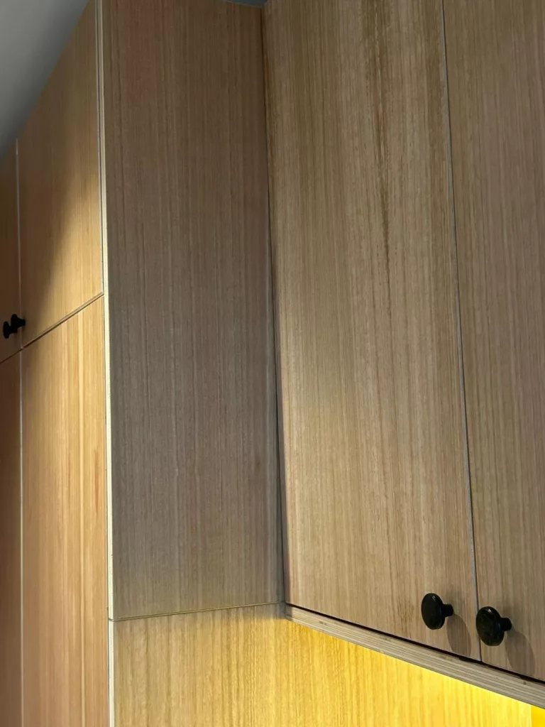 Détail des façades en chêne et de l'éclairage intégré, cuisine Cohabs Vaugirard