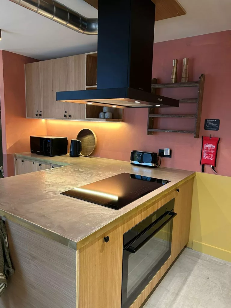 Plan de cuisson et hotte de la cuisine sur mesure du coliving Cohabs Vaugirard