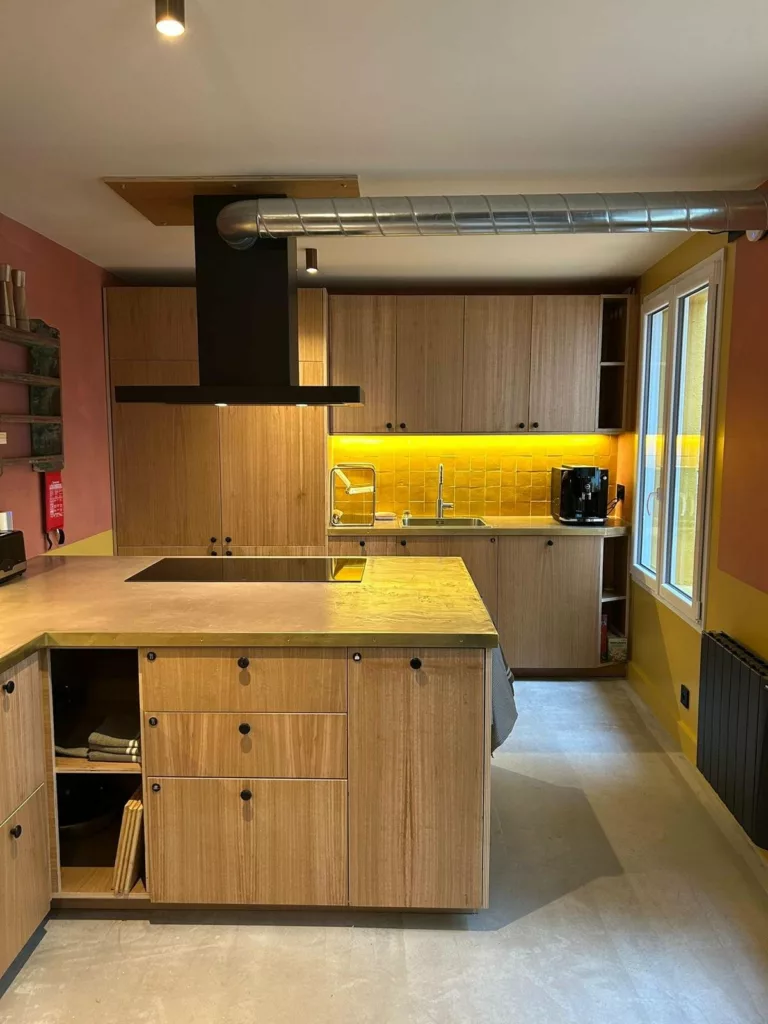 Cuisine sur mesure en chêne avec îlot central dans le coliving Cohabs Vaugirard, fabrication BE PROCESS