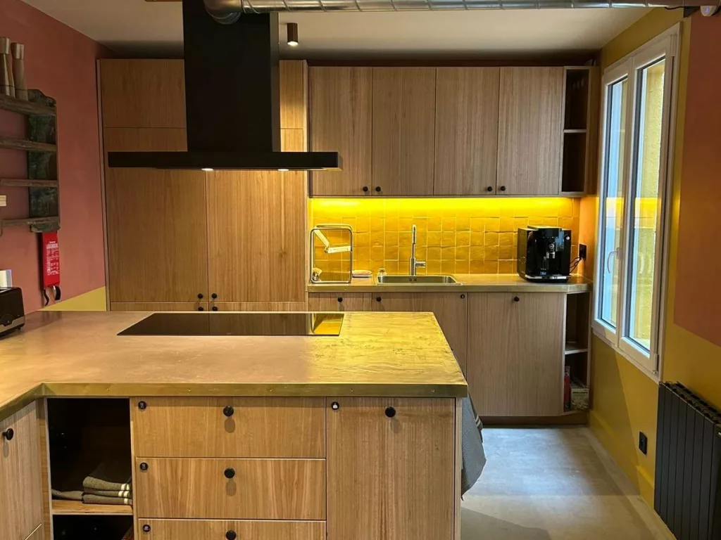 Cuisine sur mesure en chêne avec îlot central dans le coliving Cohabs Vaugirard, fabrication BE PROCESS