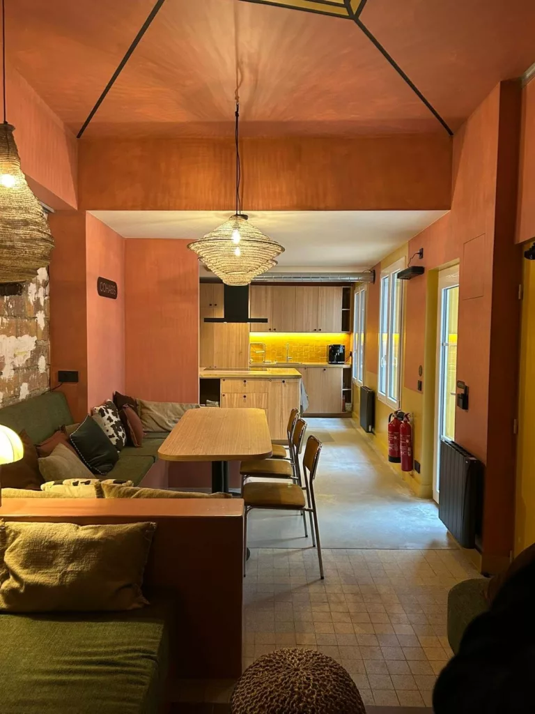 Espace commun du coliving Cohabs Vaugirard ouvert sur la cuisine sur mesure