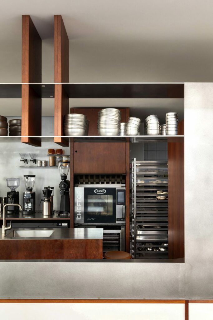 Coffee shop CREMA x BLOMA — Lyon 4e Plan de travail et crédence cintrée en inox du comptoir CREMA, Lyon, tôlerie inox BE PROCESS