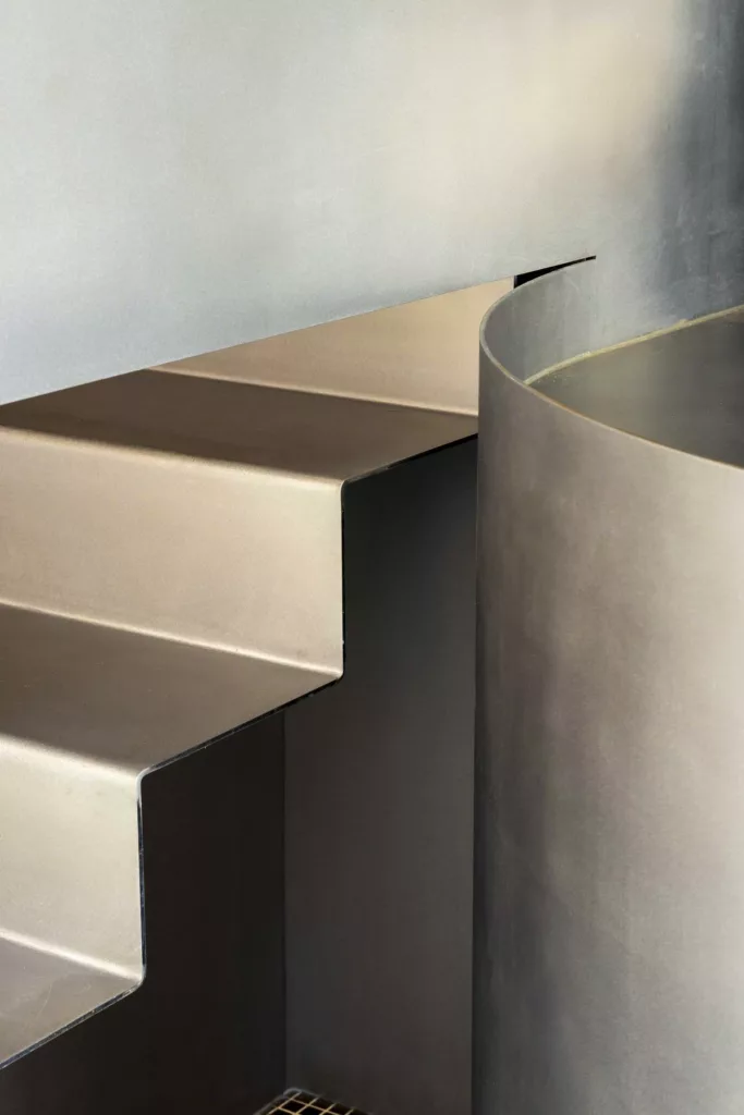 Détail de la courbe de l'escalier en acier décapé, CREMA Lyon