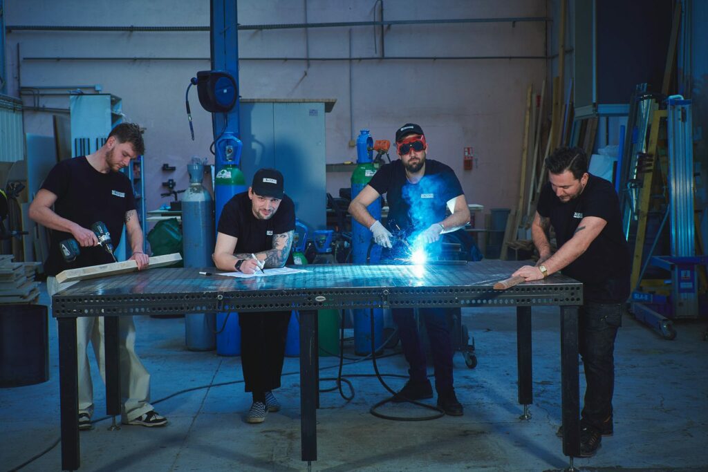 Fabrication en cours dans l'atelier bois-métal BE PROCESS