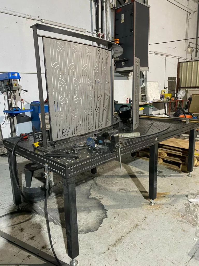 Panneau cintré du garde-corps en cours de fabrication à l'atelier