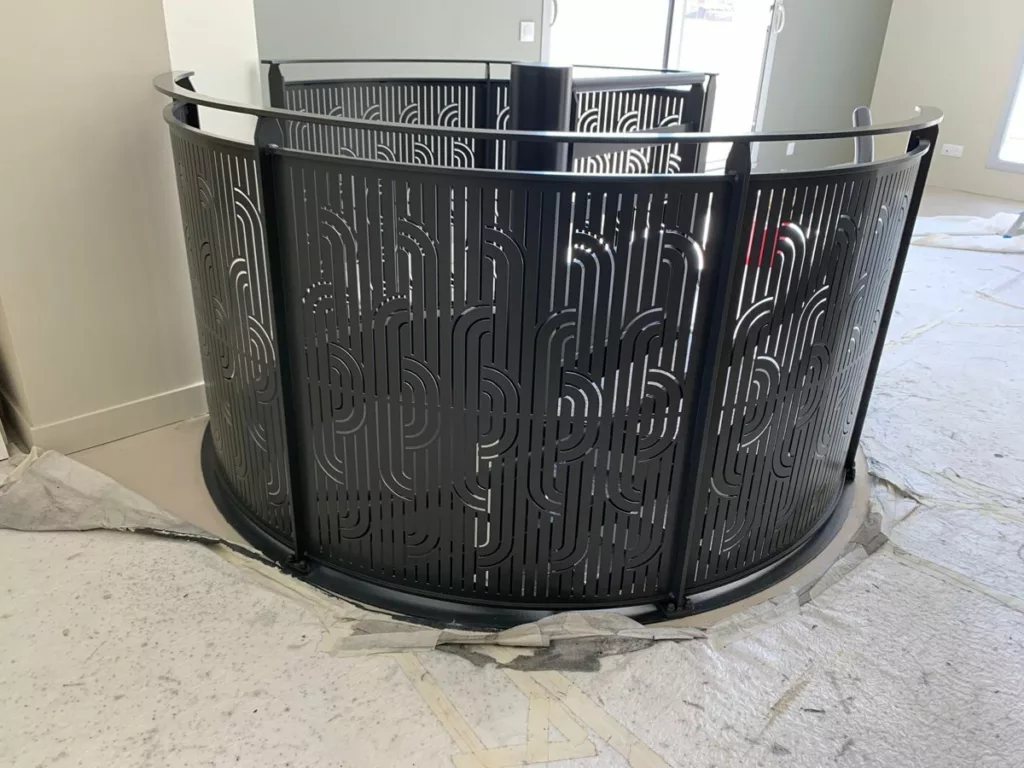 Escaliers et garde-corps Escalier en colimaçon avec garde-corps cintré en tôle découpée au laser, maison à Villeurbanne