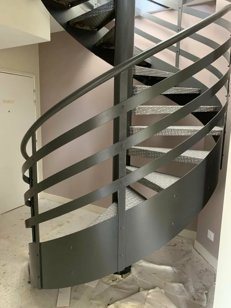 Main courante et lisses cintrées de l'escalier en colimaçon, Villeurbanne
