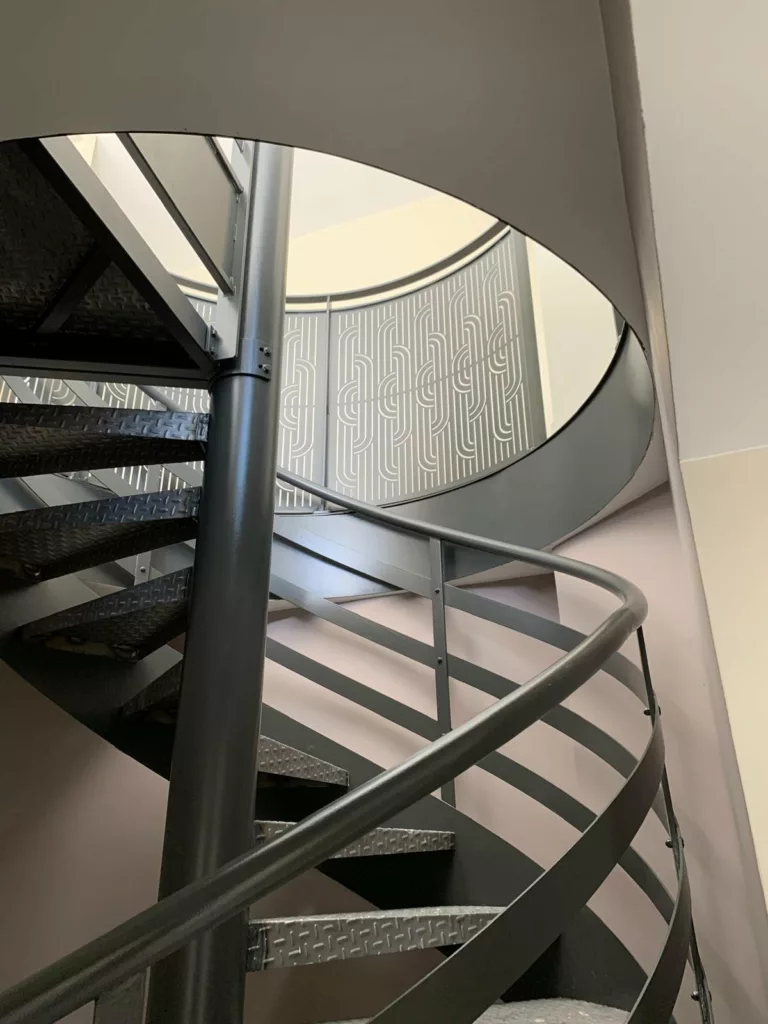 Marches en tôle et garde-corps découpé de l'escalier hélicoïdal, Villeurbanne