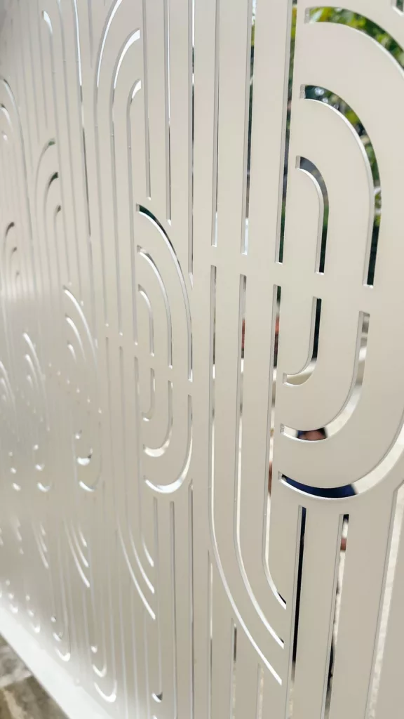 Motif Art déco découpé au laser dans des panneaux d'acier laqués blanc
