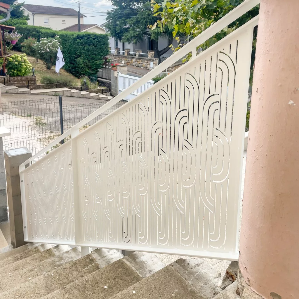 Escalier extérieur et balcon cintré avec garde-corps Art déco sur mesure
