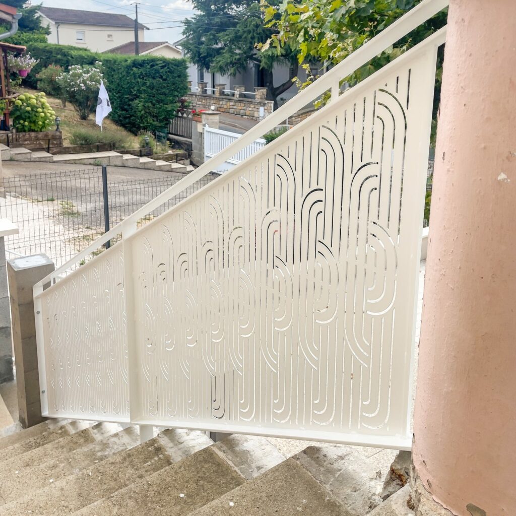 Escalier extérieur et balcon cintré avec garde-corps Art déco sur mesure