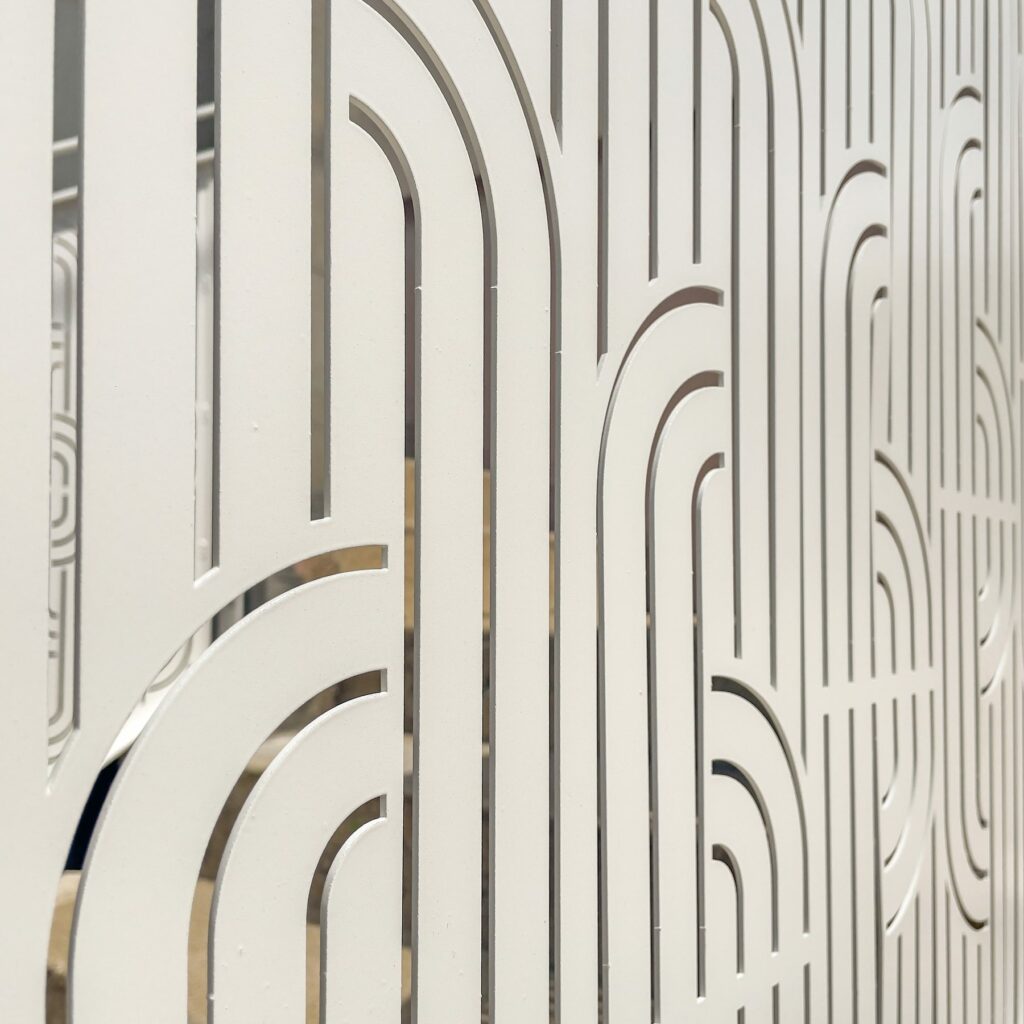 Garde-corps Art déco en tôle découpée au laser, escalier extérieur d'une villa, création BE PROCESS