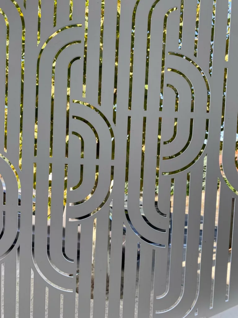 Détail du motif découpé au laser dans la tôle du garde-corps