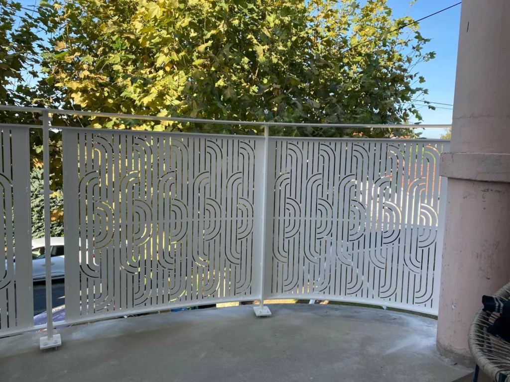 Garde-corps en tôle découpée à motif sur balcon cintré, vue de face