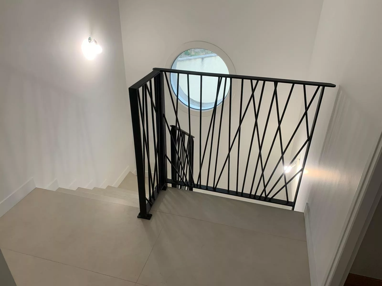 Garde-corps en acier noir à barreaux obliques sur la mezzanine d'une villa contemporaine