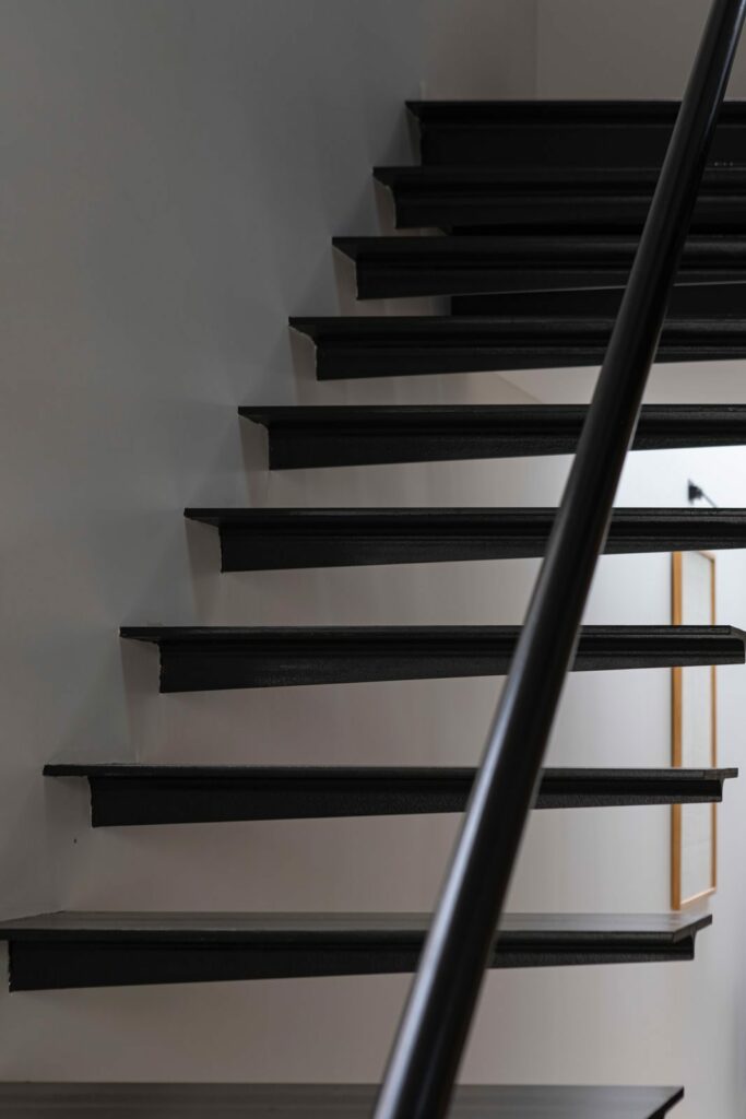 Escalier encastré bois et acier dans un loft à Villeurbanne