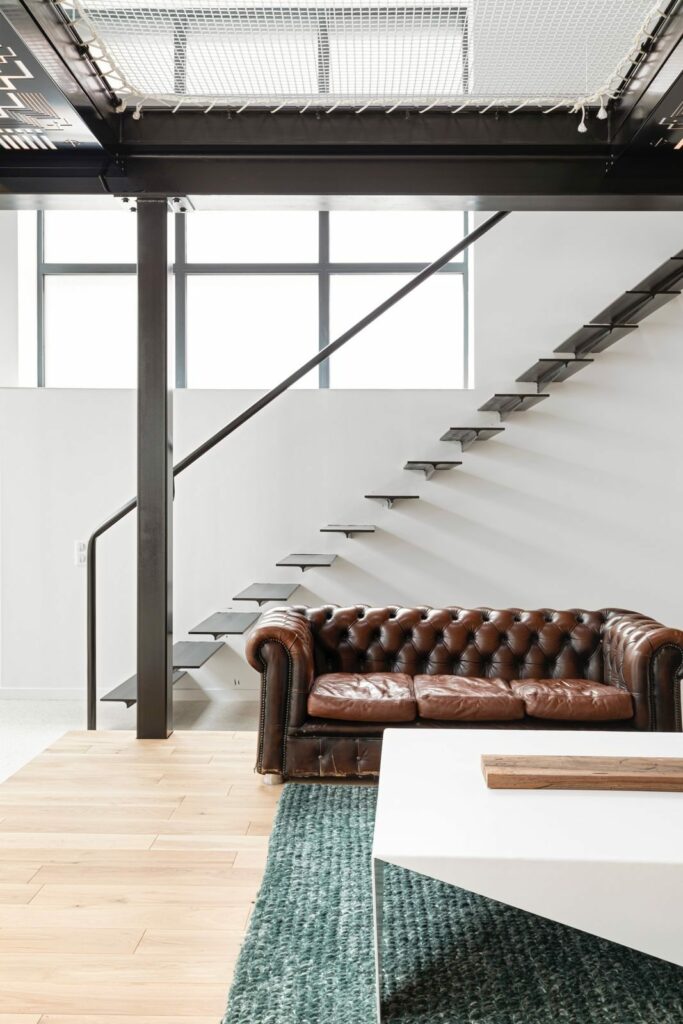 Escalier d'accès à la mezzanine d'un loft à Villeurbanne, réalisation BE PROCESS
