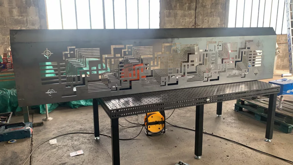 Plafond rétroéclairé sur mesure en cours de fabrication dans l'atelier BE PROCESS à Saint-Priest, pour un loft à Villeurbanne