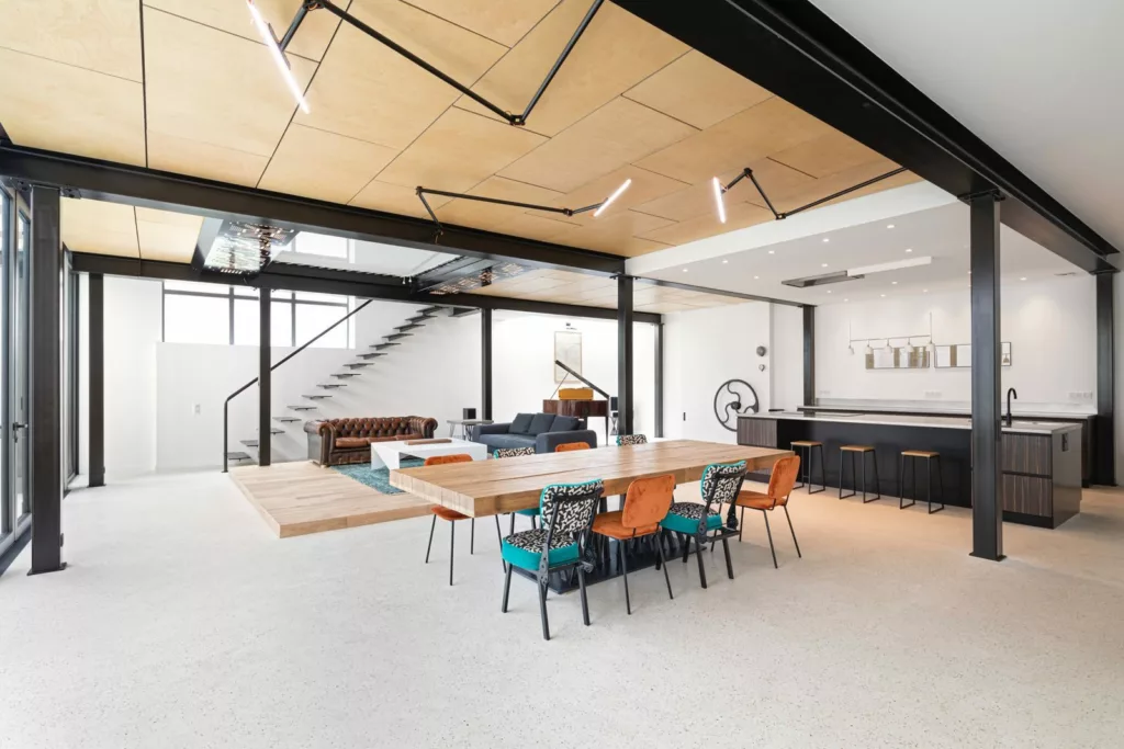 Plafonnier rétroéclairé sur mesure dans un loft à Villeurbanne, réalisation BE PROCESS