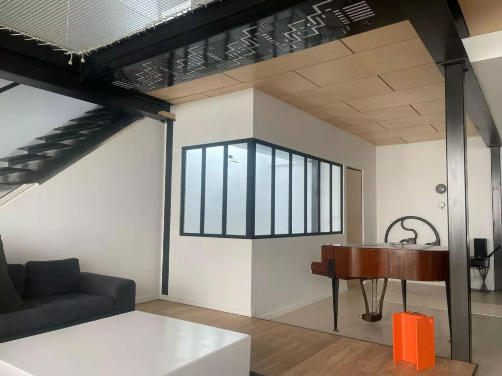 Verrière d'angle en acier créant un bureau sous la mezzanine d'un loft à Villeurbanne, fabrication BE PROCESS