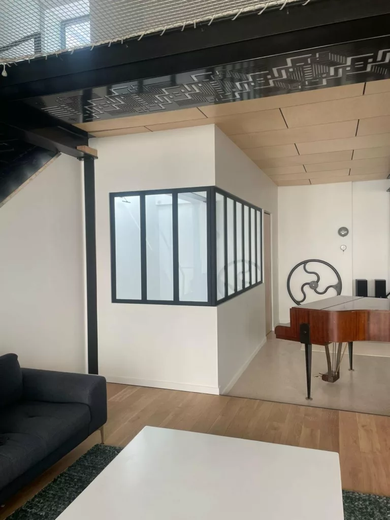 La verrière acier vue depuis le salon du loft, Villeurbanne