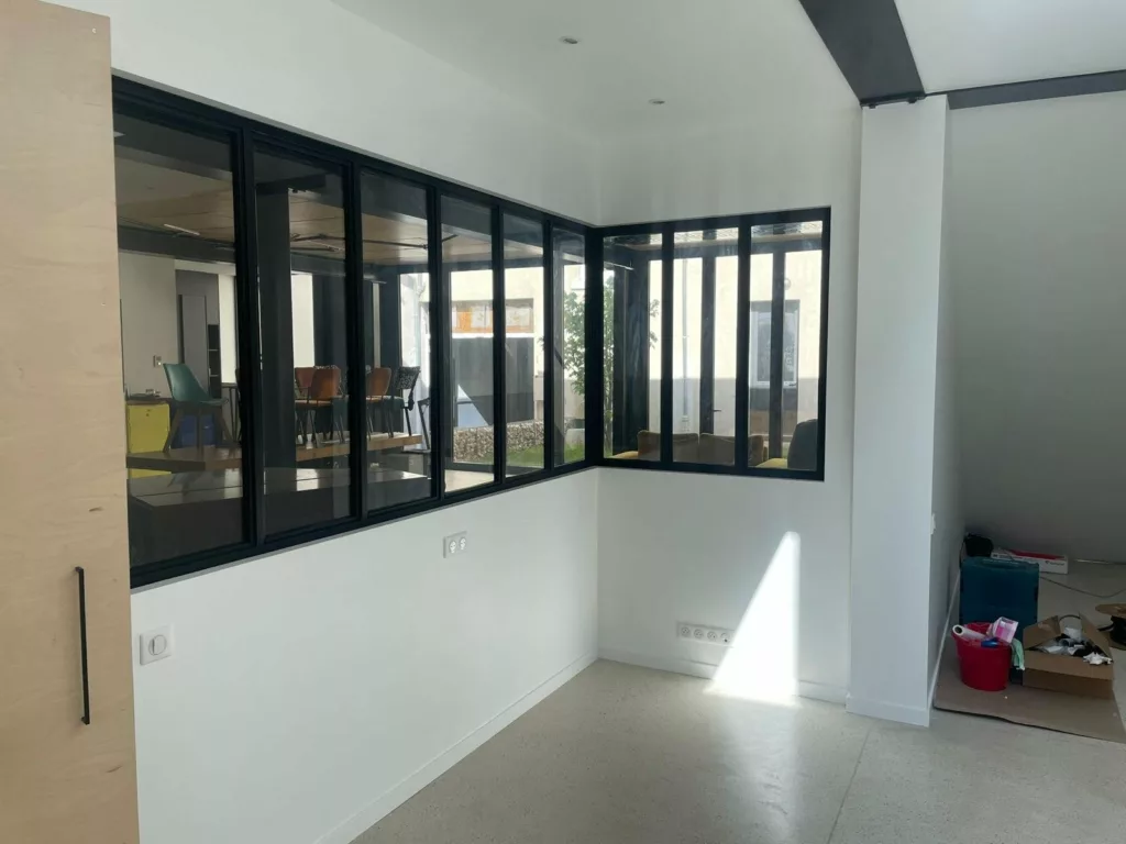 Verrière acier à vitrage dépoli isolant le bureau du loft