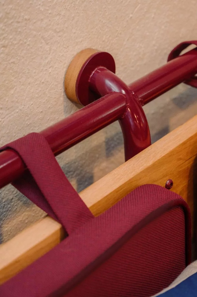 Détail de l'assemblage acier et bois d'une banquette Maison Vermorel