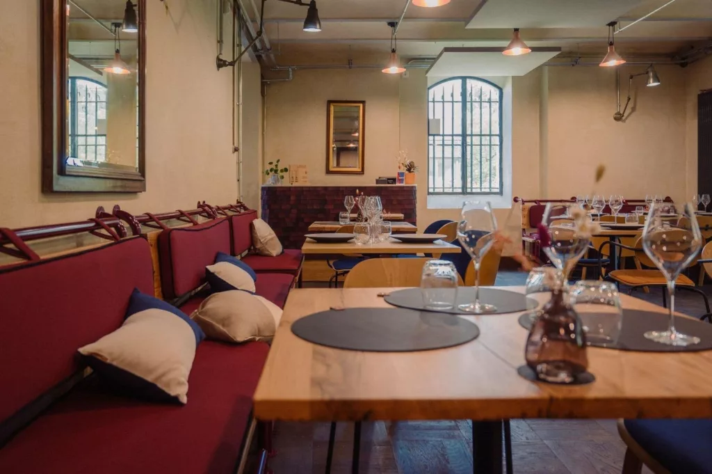 Banquette d'angle en acier thermolaqué bordeaux et bois, Maison Vermorel